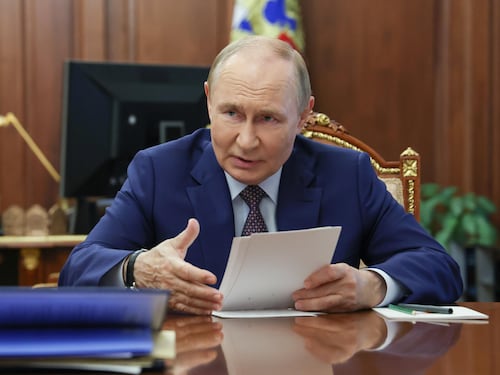 Putin accerchiato mischia le carte. "Accordo nucleare il passo per la pace"