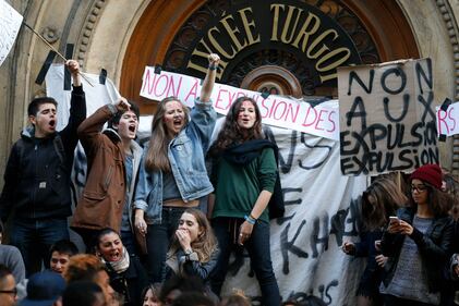 Parigi, liceali insorgono contro l'espulsione di una kosovara 3