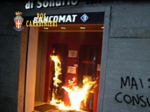 Roma, arrestati due anarchici: "Evitati altri atti di terrorismo"