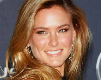 Bar Rafaeli, gravidanza sexy al mare 16