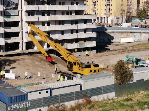 Scampia, al via l'abbattimento della vela verde