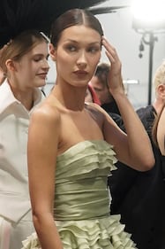 Bella Hadid sexy in passerella, foto 7