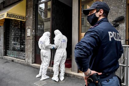 Milano, cocci di vetro contro la finestra della casa di Silvia Romano 7