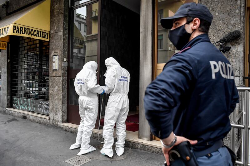 Milano, cocci di vetro contro la finestra della casa di Silvia Romano 7