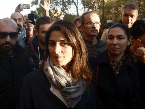 Virginia Raggi boldriniana: "Dimezziamo i cartelloni pubblicitari, basta spot sessisti"