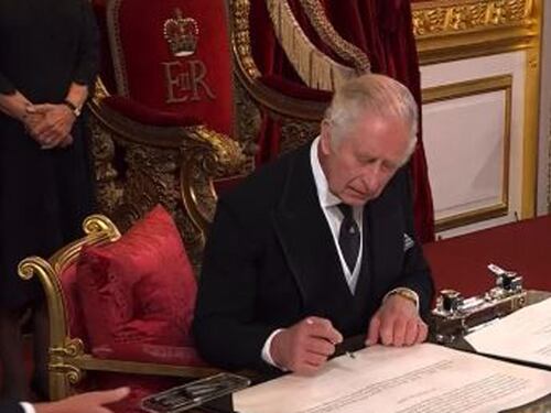 Carlo III e quella R: perché il nuovo re firma così
