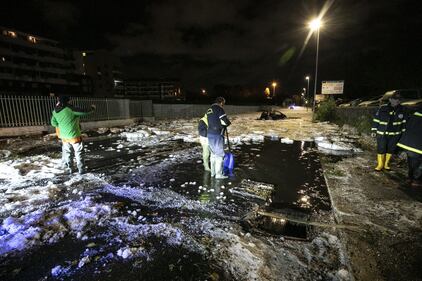 Roma in tilt per la grandine, strade inondate da acqua e ghiaccio 10