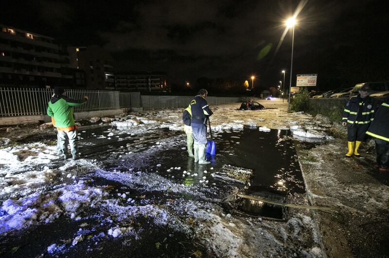 Roma in tilt per la grandine, strade inondate da acqua e ghiaccio 10