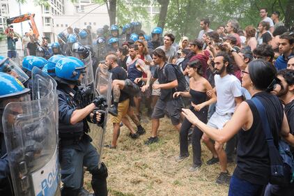 Scontri a Bologna tra polizia e attivisti: 11 agenti feriti 3