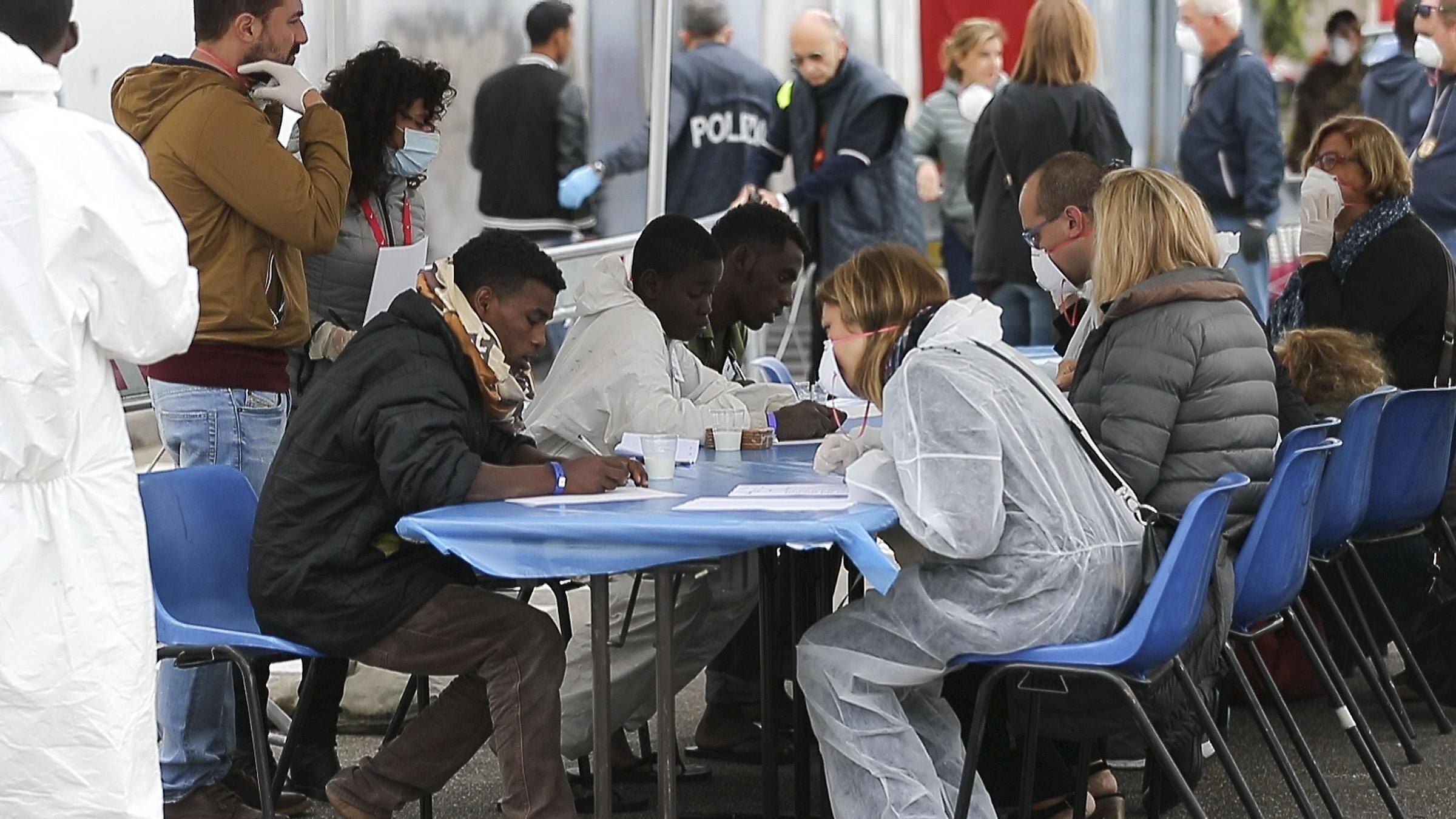 "Respingere migranti è illegale". Bruxelles ora spalanca le porte