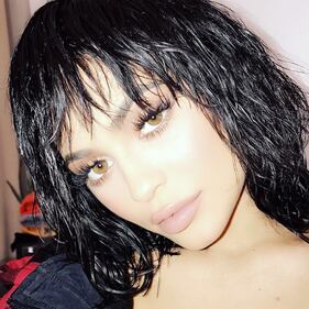 Kylie Jenner sexy alla finestra 23