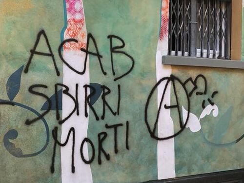 Bologna, anarchici contro la polizia: "Acab, sbirri morti"