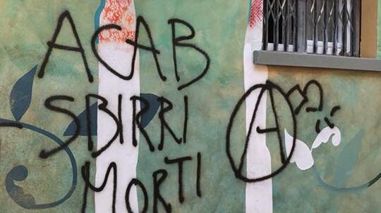 Bologna, anarchici contro la polizia: "Acab, sbirri morti"