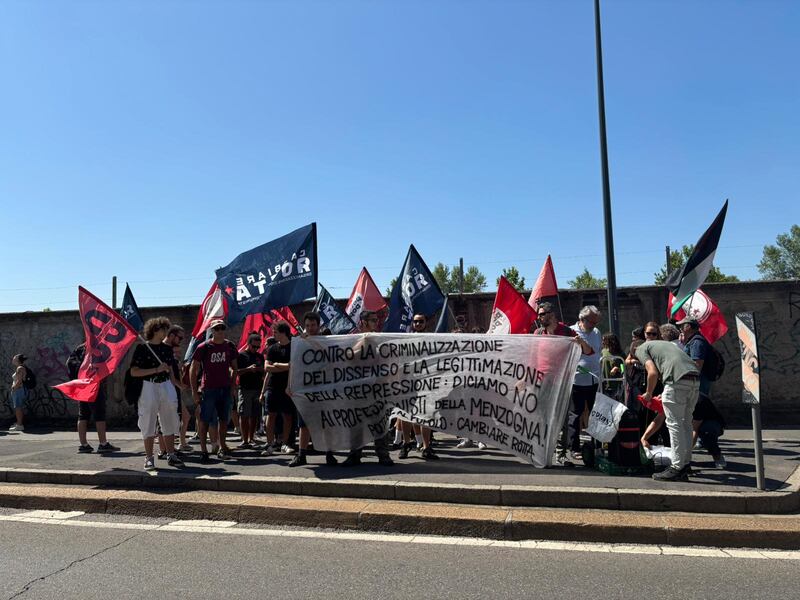 I Pro Pal sotto la sede di Giornale e LIbero  1