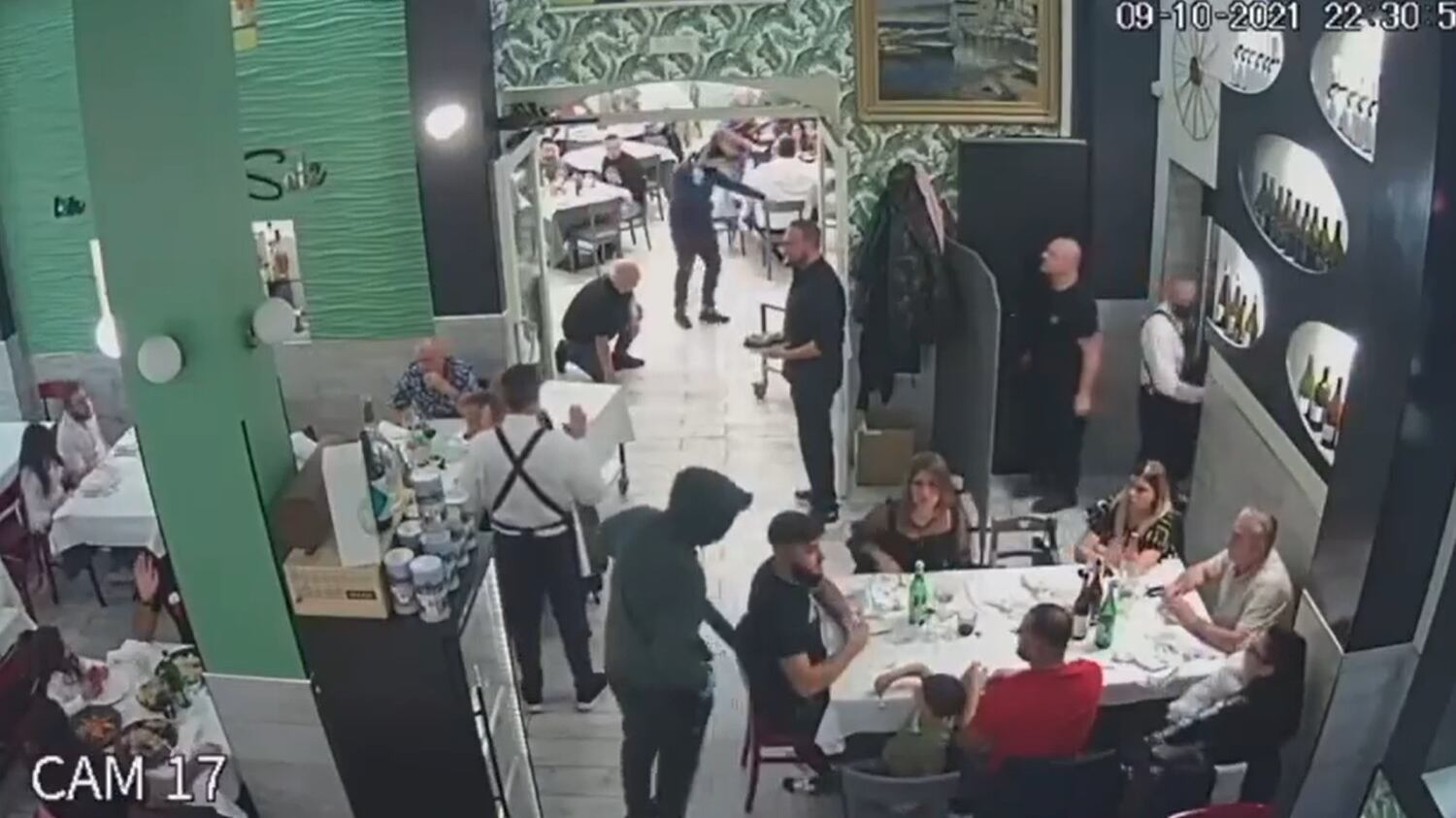Casavatore, rapina in pizzeria con fucili e mitragliatrici: arrestate tre persone