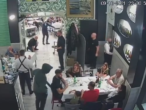 Casavatore, rapina in pizzeria con fucili e mitragliatrici: arrestate tre persone