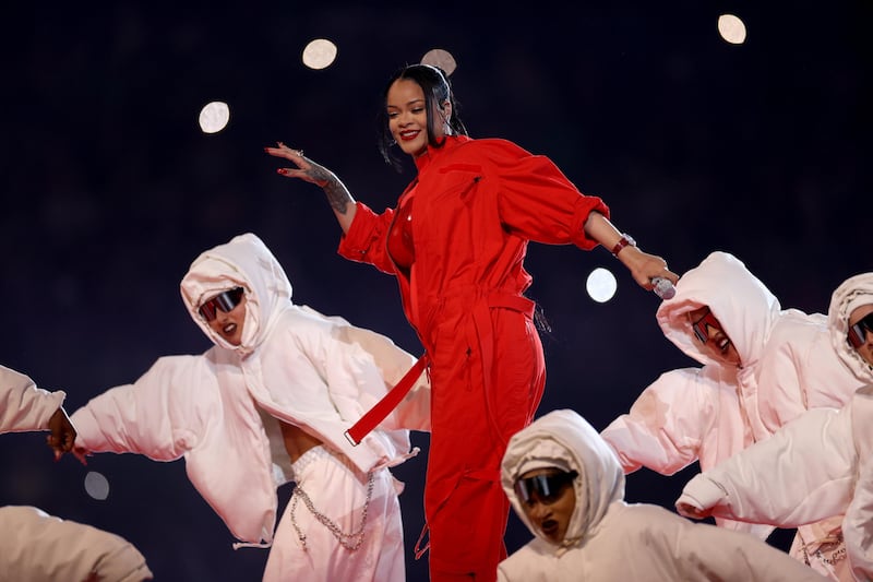 Spari contro la villa di Rihanna a Beverly Hills: arrestata una donna. Come sta la cantante
