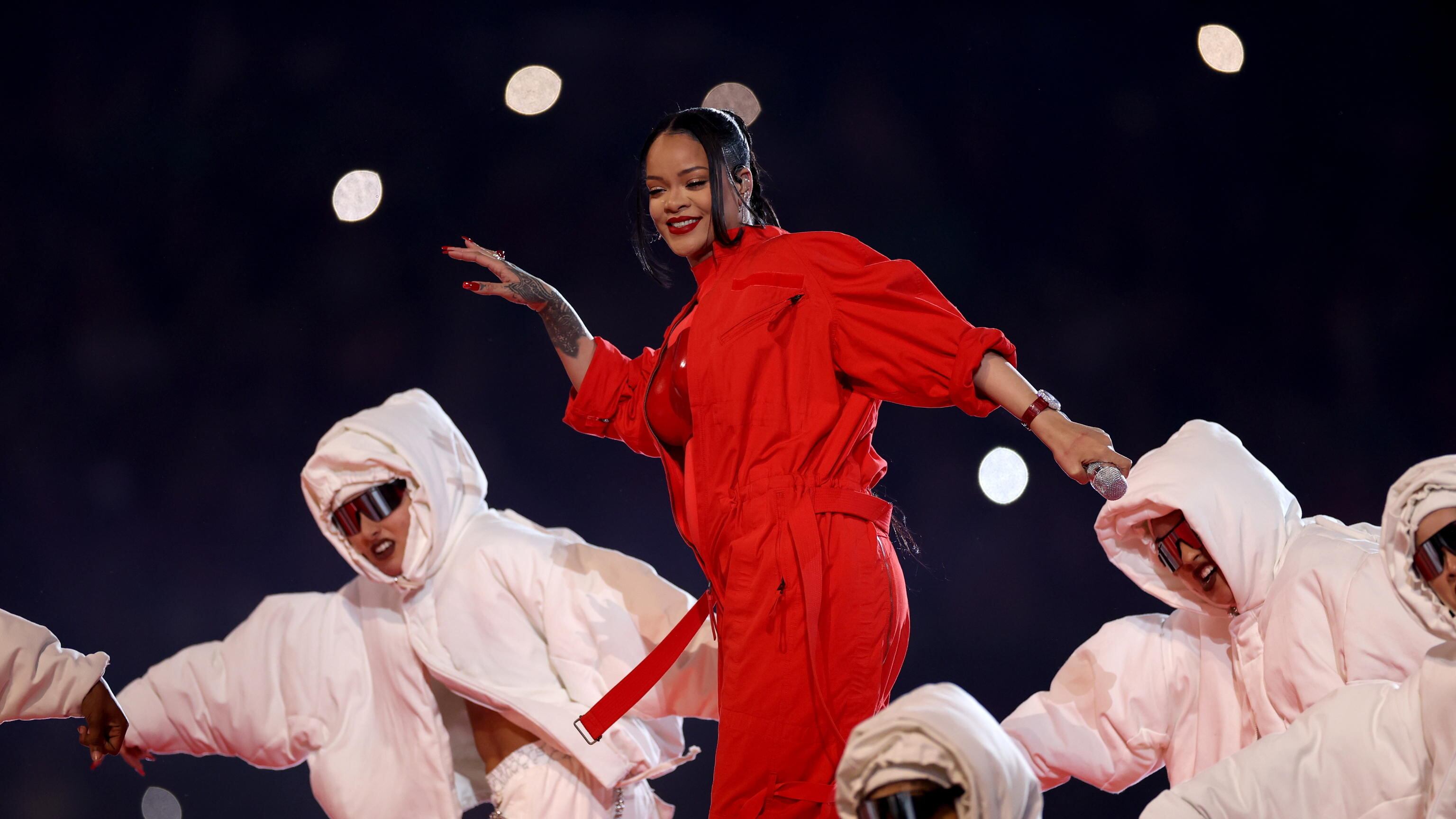 Spari contro la villa di Rihanna a Beverly Hills: arrestata una donna. Come sta la cantante