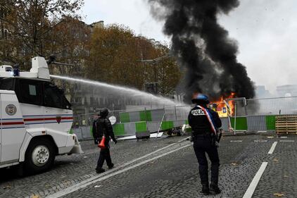 La protesta dei gilet gialli a Parigi: guerriglia sugli Champs-Élysées 6