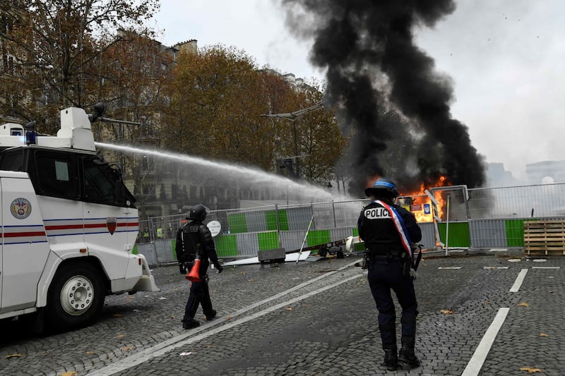 La protesta dei gilet gialli a Parigi: guerriglia sugli Champs-Élysées 6