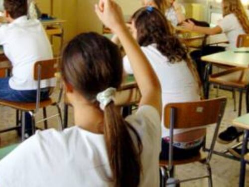 "La mamma stira, il papà gioca". Polemica sul libro dei bambini