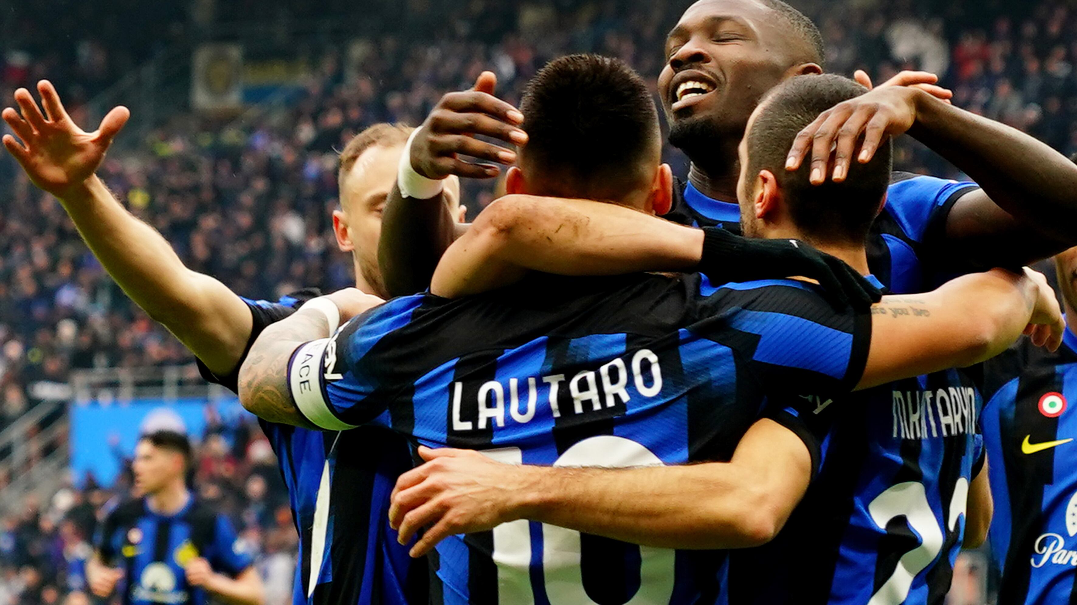 L'Inter piega 2-1 il Verona che sbaglia un rigore al 100'. Nerazzurri campioni d'inverno