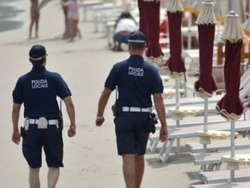 Sedie fuori dal negozio per rinfrescarsi un po': maxi multa di 180 euro