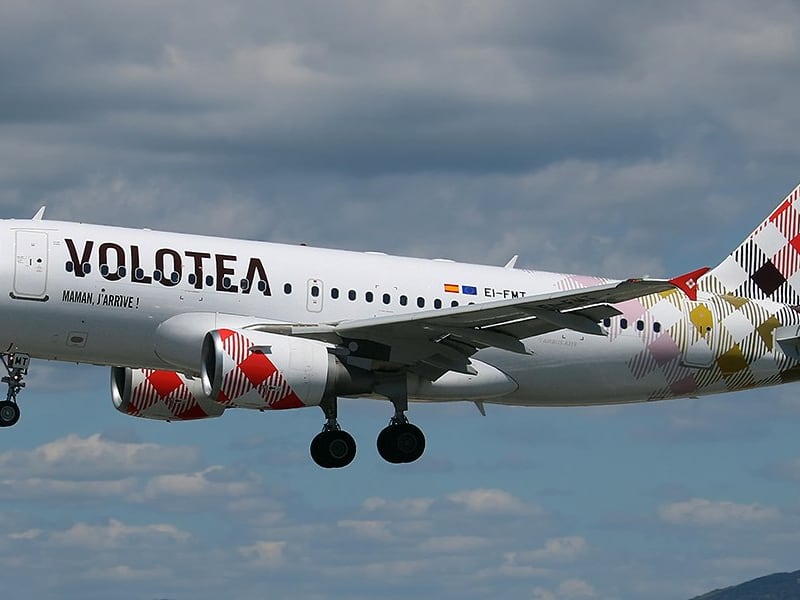 Paura all’aeroporto di Napoli-Capodichino, un aereo Volotea si scontra con un trattorino: ecco cosa è successo