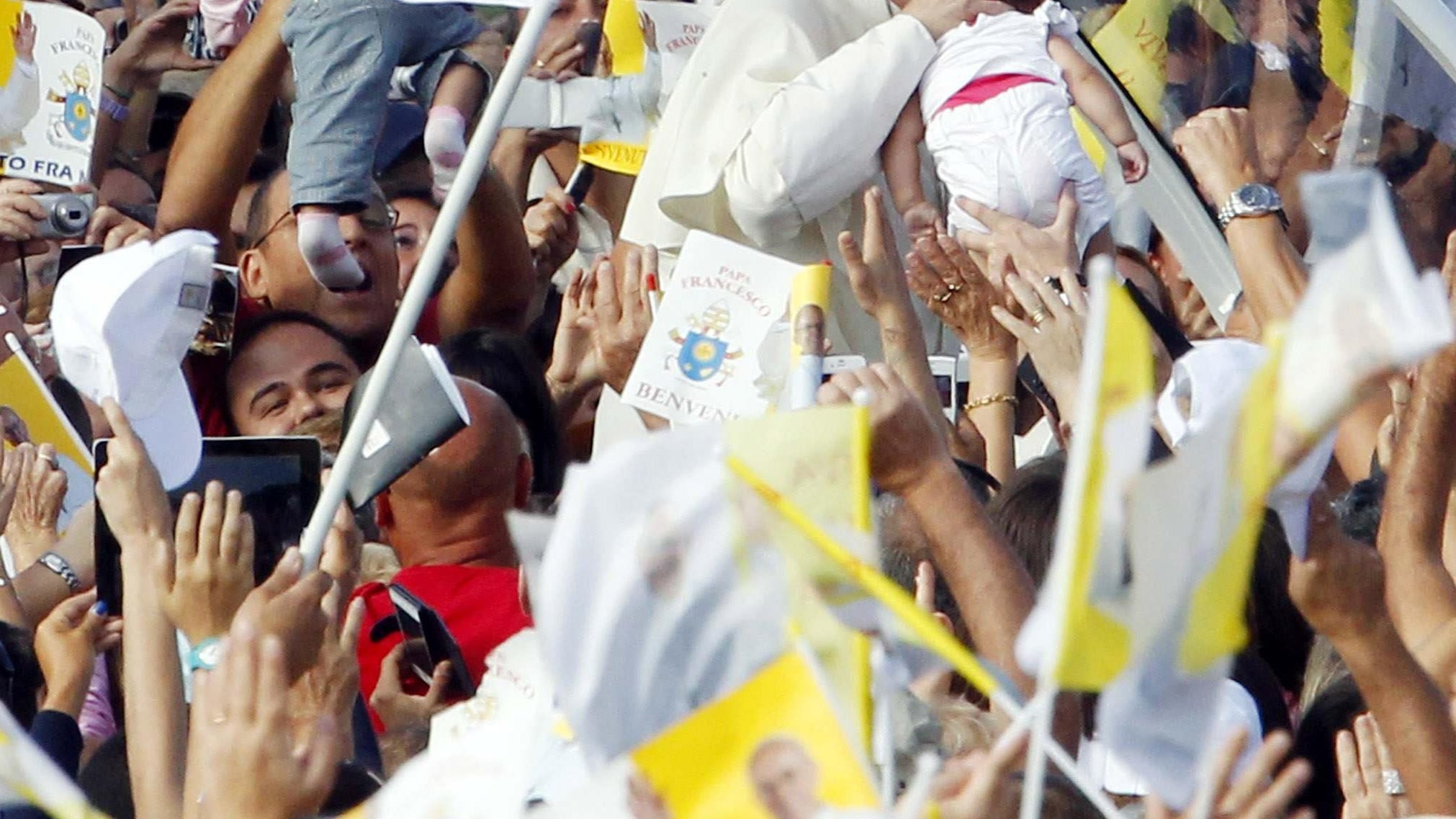 Il Papa operaio conquista i sardi «Senza lavoro non c'è dignità»