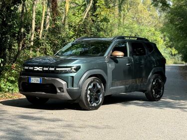 Dacia Duster Hybrid 2024: guarda la gallery del SUV con consumi da citycar 4