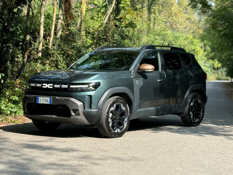 Dacia Duster Hybrid 2024: guarda la gallery del SUV con consumi da citycar 4