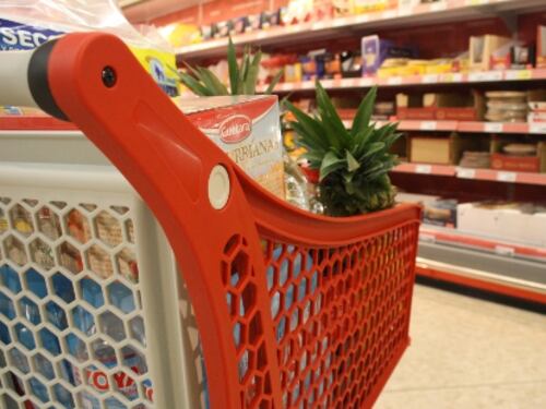 Quante "bufale" a tavola. Dal latte all'ananas ci beviamo (quasi) tutto