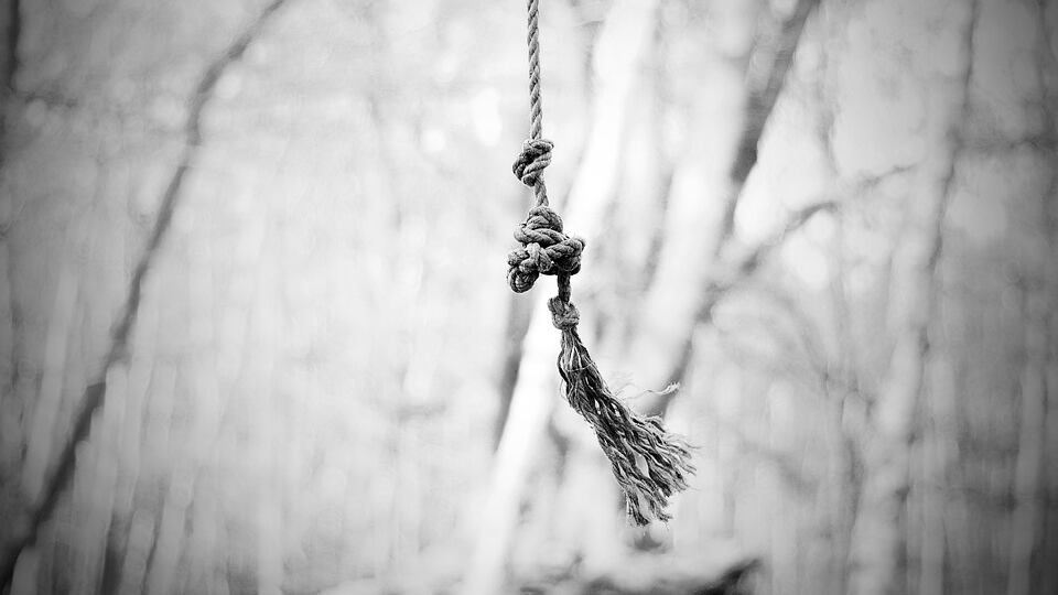 Marocchino lega per il collo la moglie ad un albero perché vuole divorziare