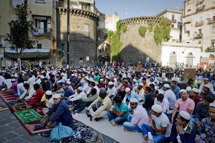 Napoli invasa: i musulmani festeggiano Allah 4