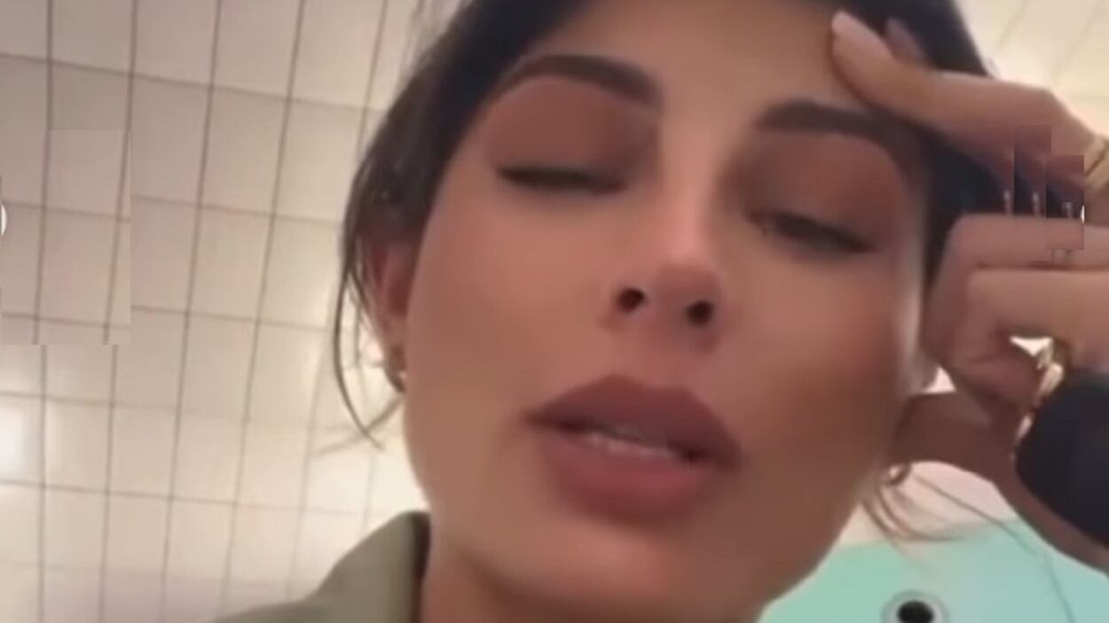 Giulia Cavaglia perde il volo e piange: ma il dettaglio scatena l'ironia del web