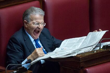 Lo sbadiglio di Cicchitto 2