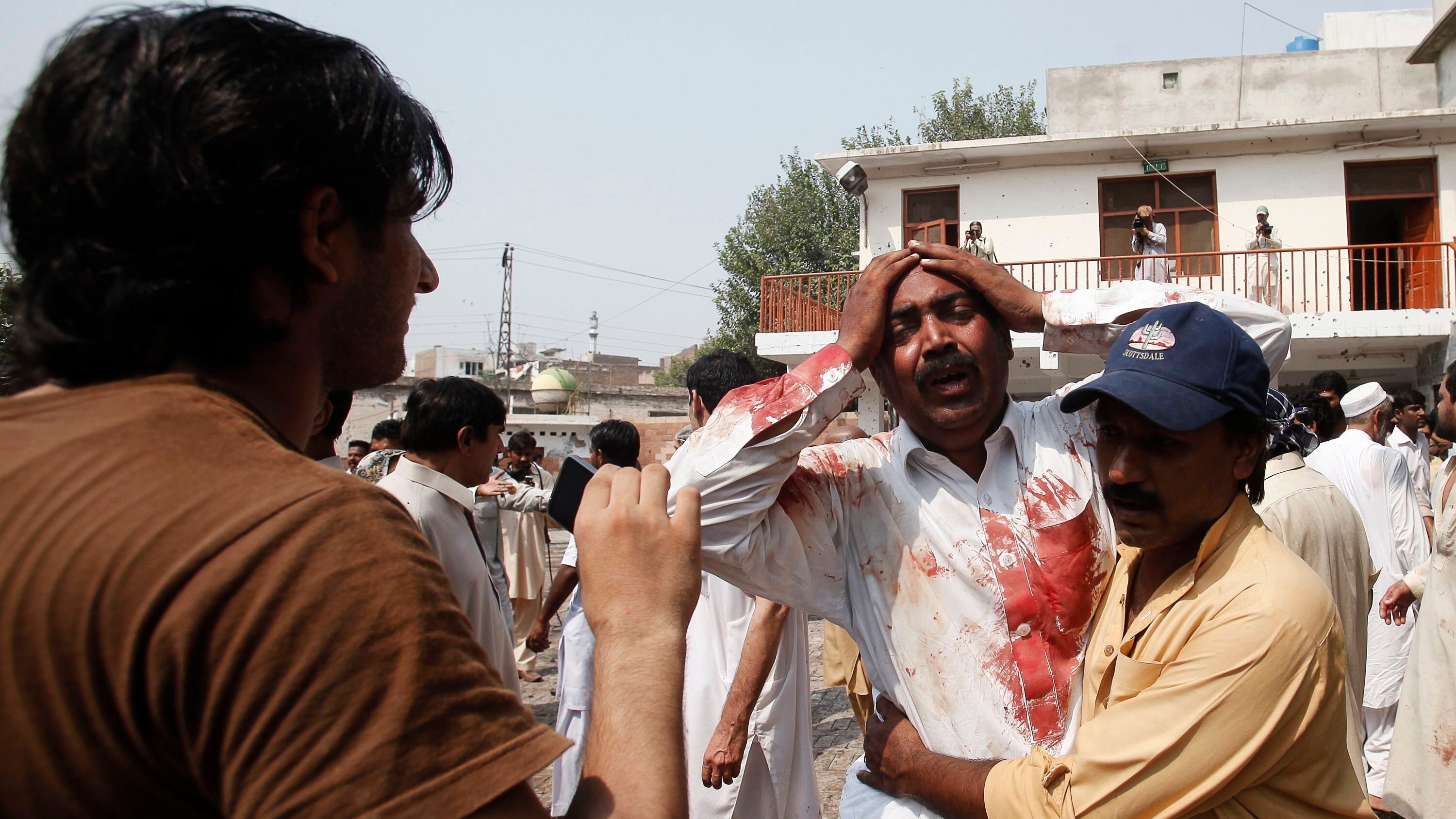 Pakistan, doppio attacco kamikaze in chiesa: almeno 43 morti