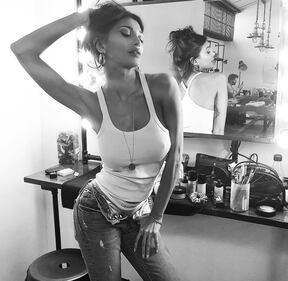 Cristina Buccino, i jeans slacciati fanno impazzire i social 1