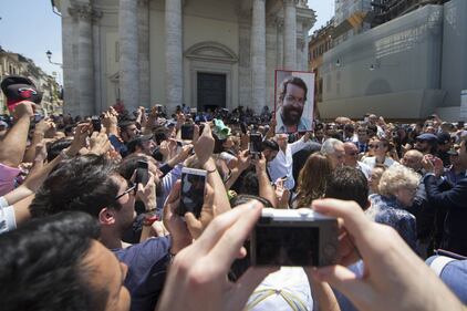 Fan e vip insieme per salutare il 'Gigante buono' del cinema 9