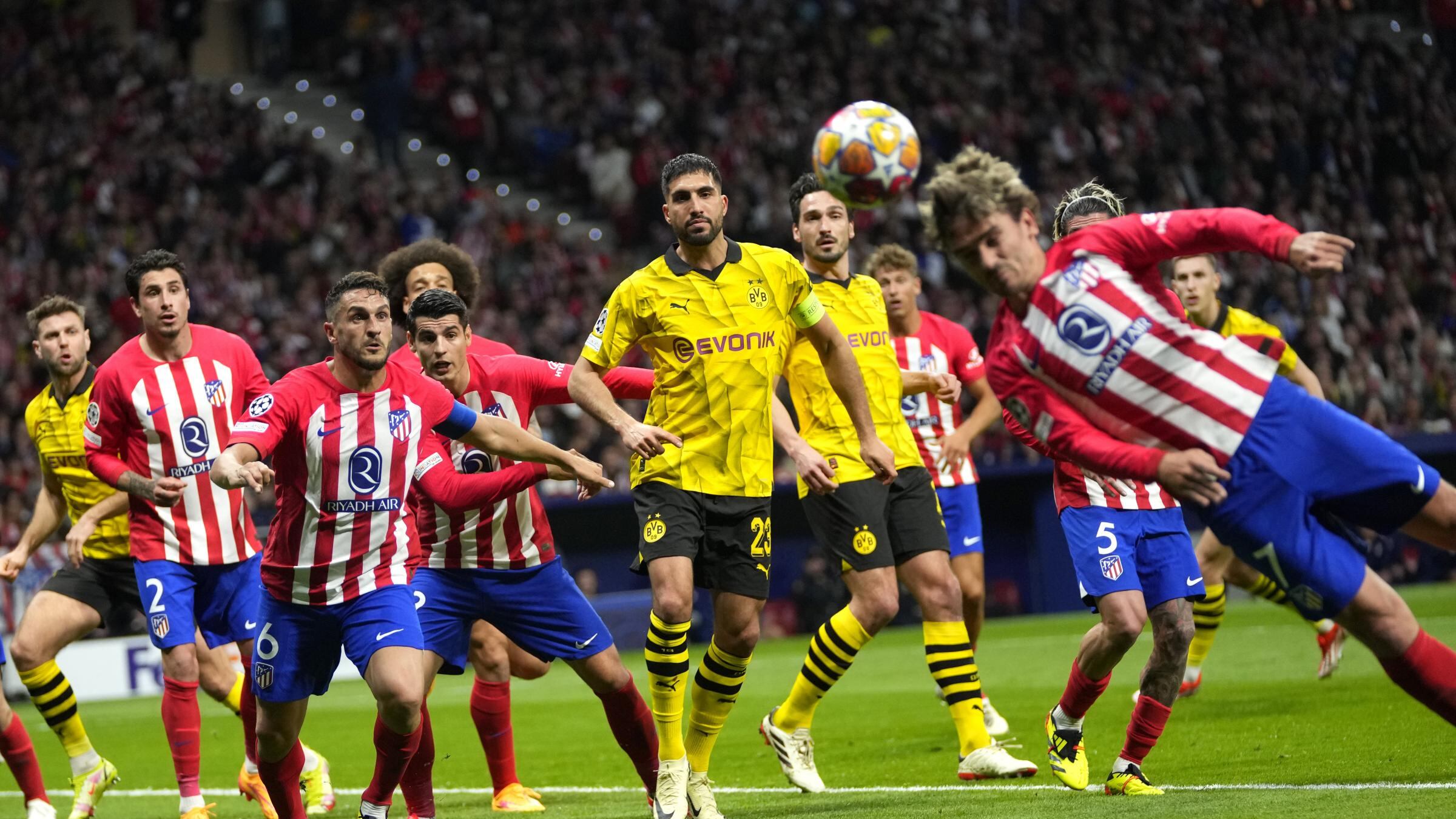 Champions, l'Atletico domina poi rischia nel finale: battuto di misura il Dortmund