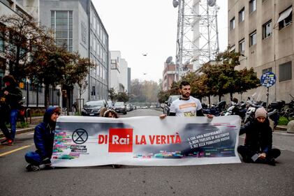 Ecologisti tirano vernice contro sede Rai  9