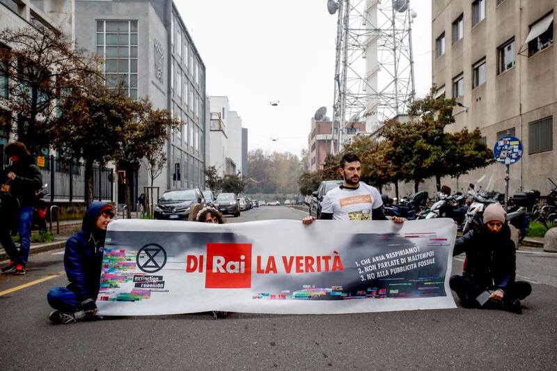 Ecologisti tirano vernice contro sede Rai 9
