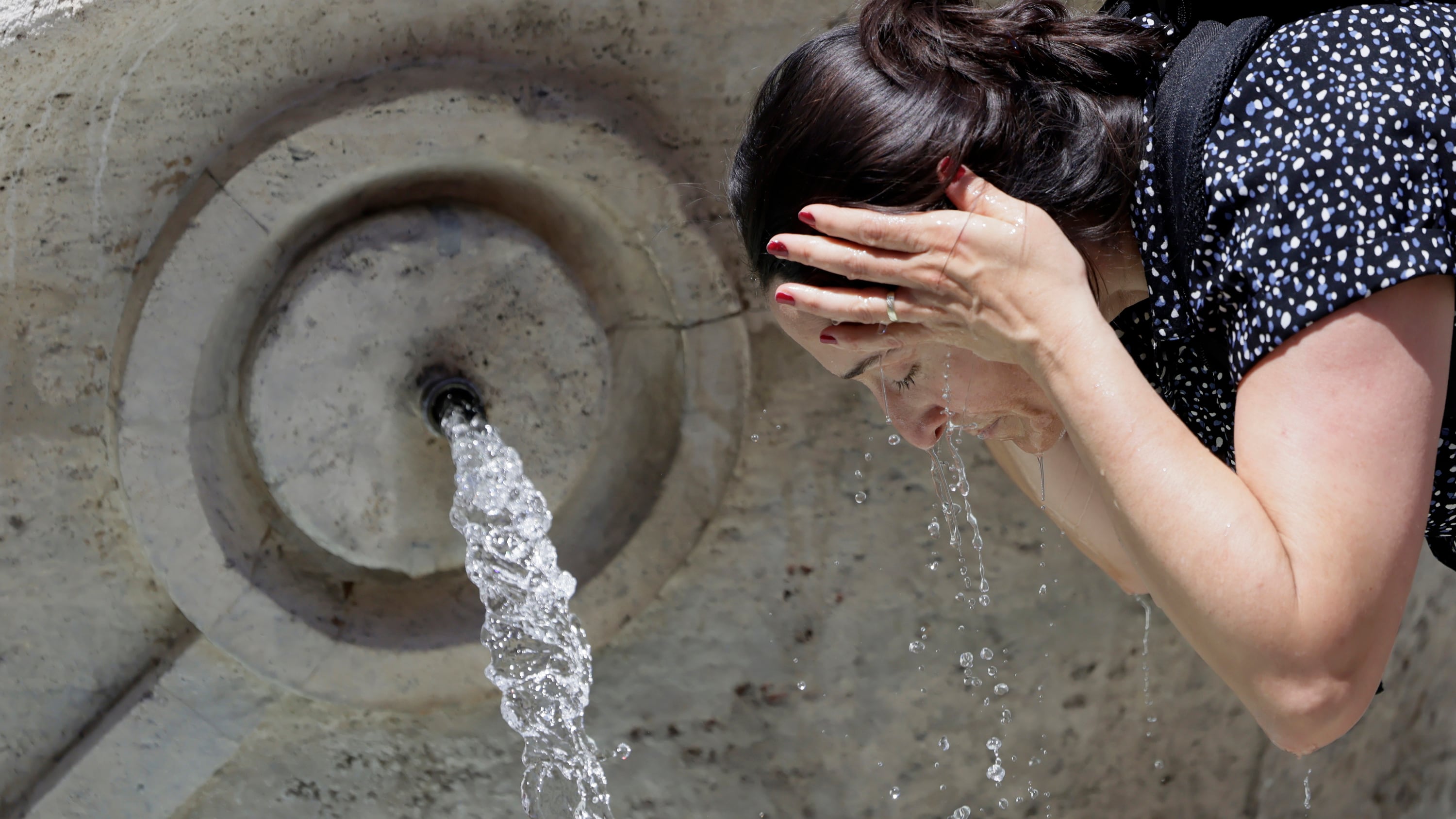 Il caldo estremo miete vittime: in Francia bimbo di tre anni muore in auto, in Spagna oltre 200 decessi. In Italia 16 città da bollino rosso