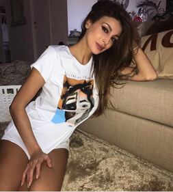 Cristina Buccino, scollatura hot 6