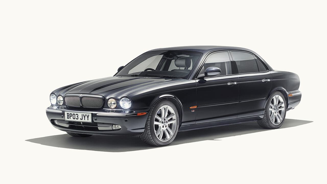 Jaguar XJ (X350), l’ultima ammiraglia dal gusto “classico” del Giaguaro