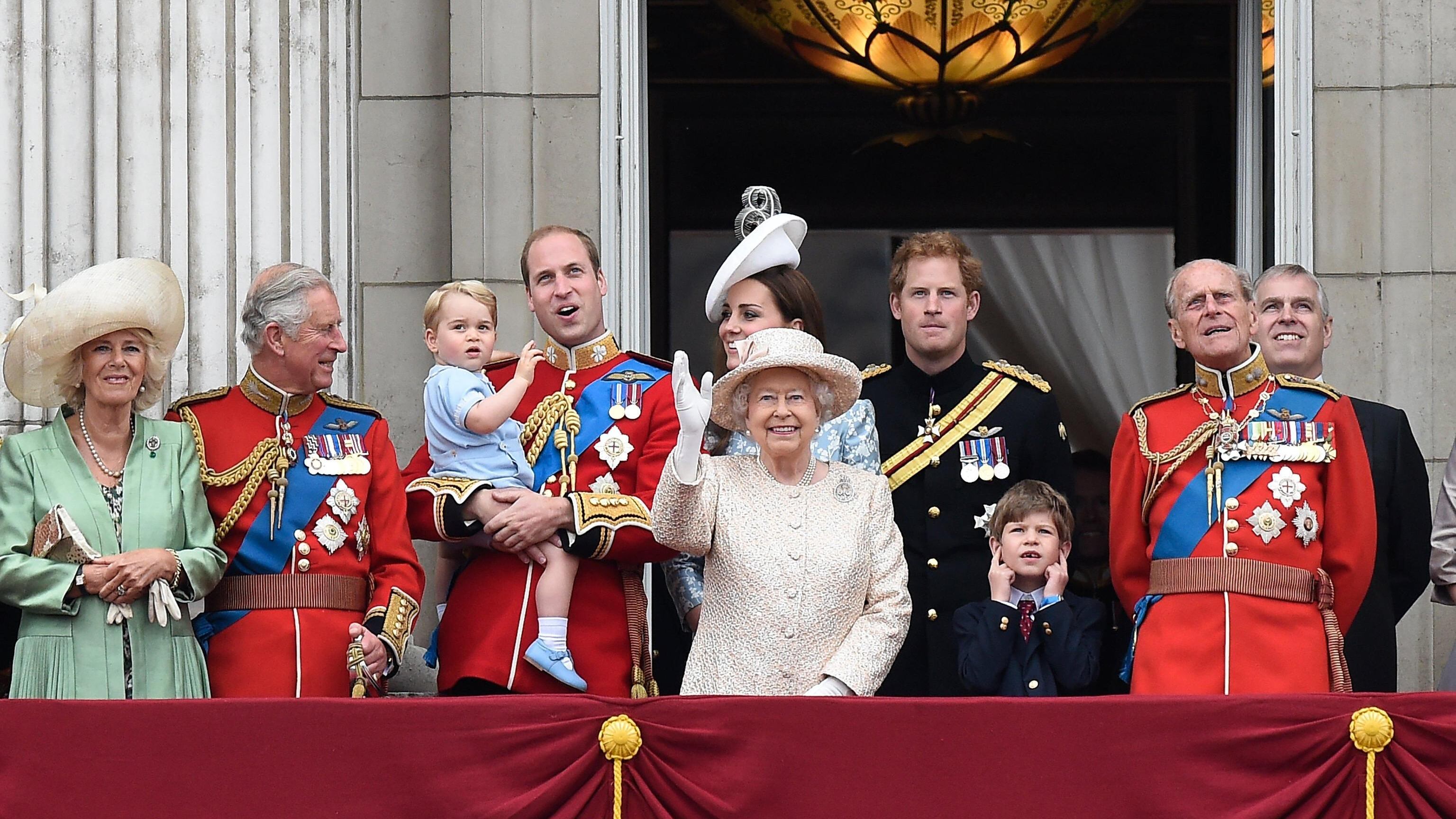 Il complotto contro la Regina, i tradimenti e il tampax: tutti contro The Crown 5