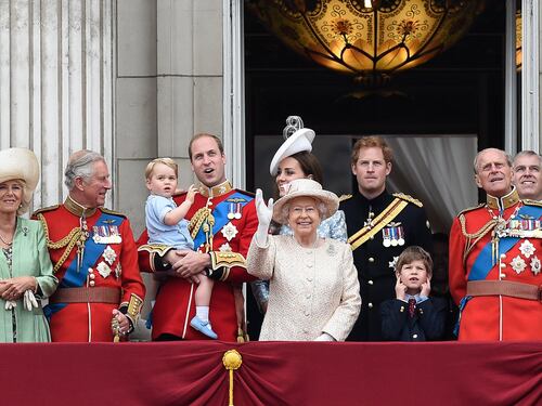 Il complotto contro la Regina, i tradimenti e il tampax: tutti contro The Crown 5