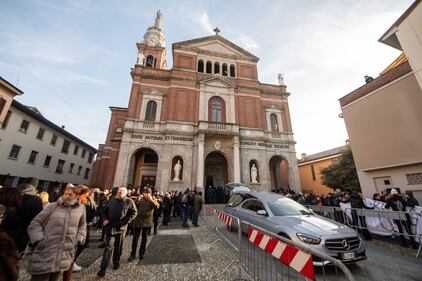 Oggi il funerale di Giovanna Pedretti: lo striscione contro la stampa, le farfalle incise sulla bara 5