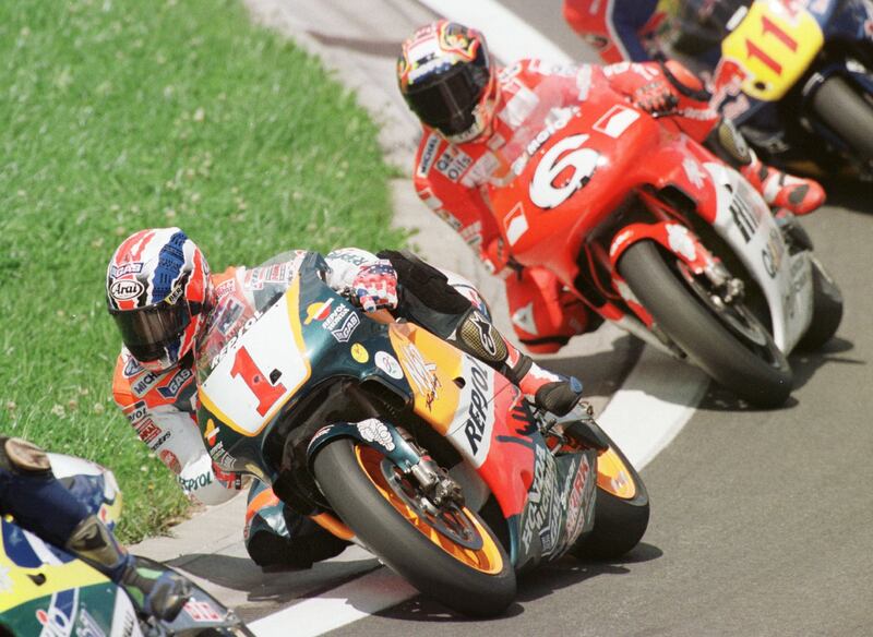 Max Biaggi in lotta con Mick Doohan
