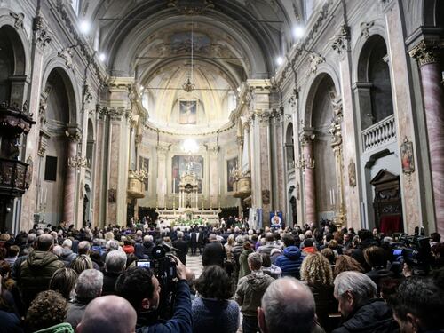 Rubano dall'altare un calice dell'Ottocento: coppia denunciata
